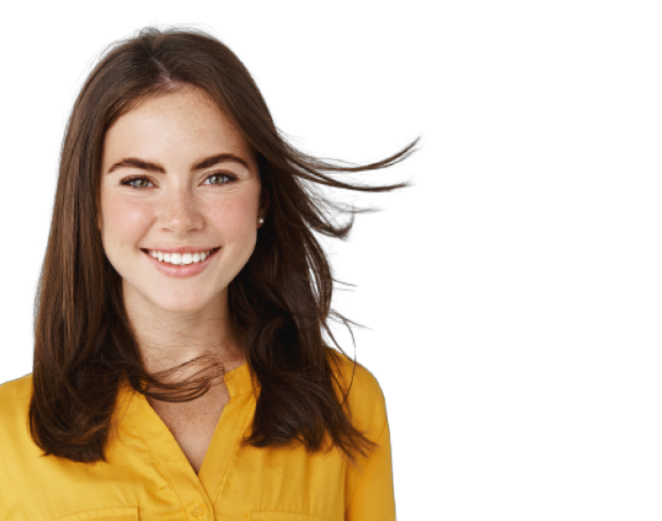 Femme souriante regardant la caméra