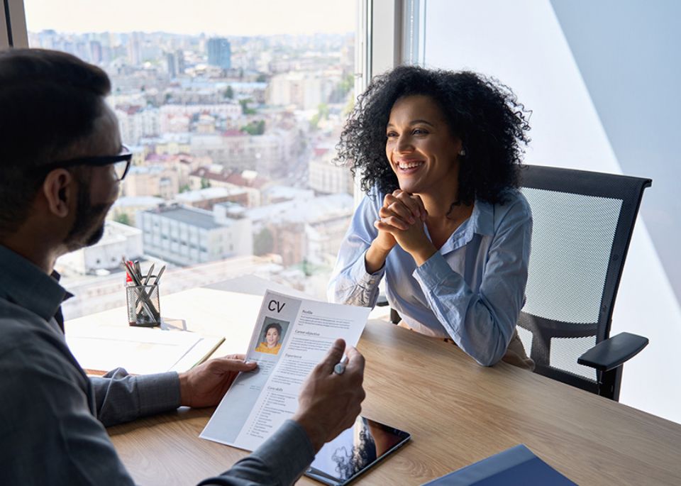 Dos personas en una entrevista de trabajo